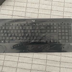 Logitech Signature K650 Comfort Full-Size Wireless Keyboard with Wrist Rest